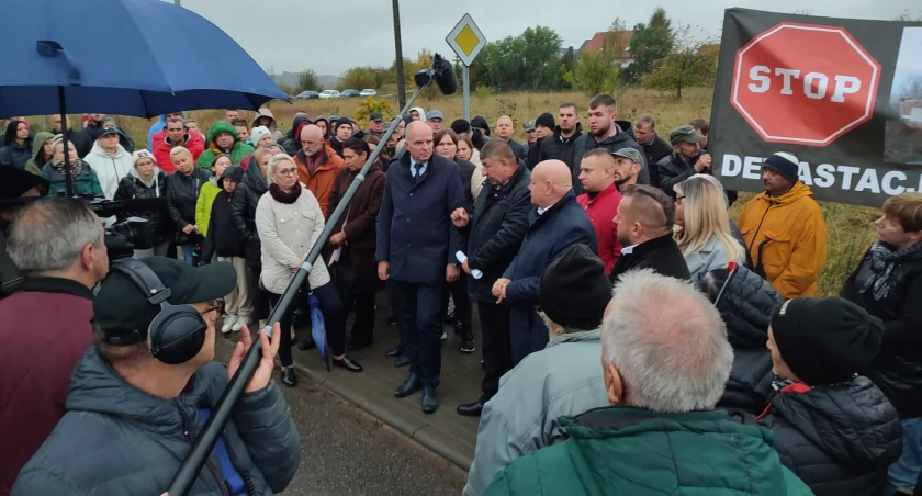Somonino. Mieszkańcy nie odpuszczają - protest po wyburzeniu cegielni trwa