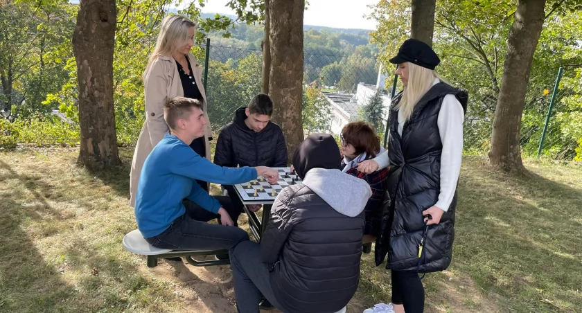 Siłownia zewnętrzna przy  SOSW w Żukowie z nowym sprzętem sportowym