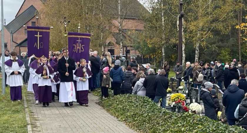 Dzień Wszystkich Świętych. Modlili się za zmarłych, którzy spoczęli na cmentarzach