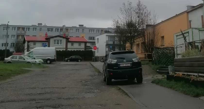 Zaparkował na ścieżce rowerowej - mistrz parkowania w akcji