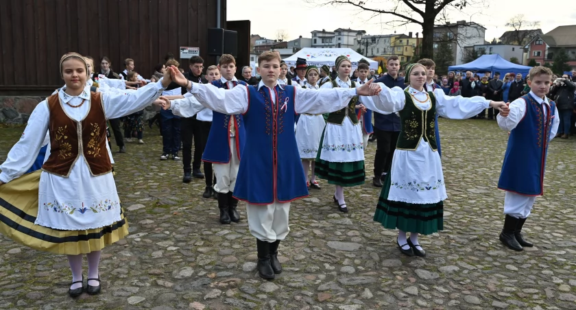 Jarmark Świętomarciński i polonez dla Niepodległej w Sierakowicach