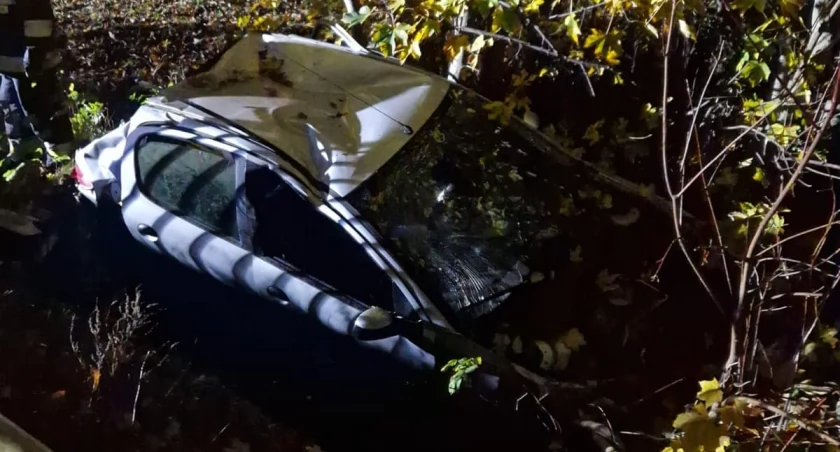 Kawle. Peugeot przebił barierki, przeleciał przez ścieżkę i wpadł do rowu