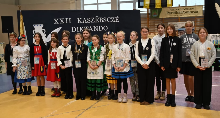 Kaszubi język swój mają - w Chmielnie trwa XXII Kaszubskie dyktando