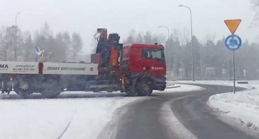 Sypnęło pierwszym śniegiem. Jest ślisko - uważajcie na drogach i chodnikach!