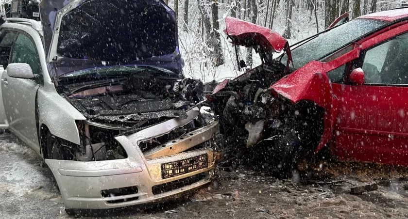 Pałubice. Czołówka toyoty z volkswagenem - pięć osób w szpitalu