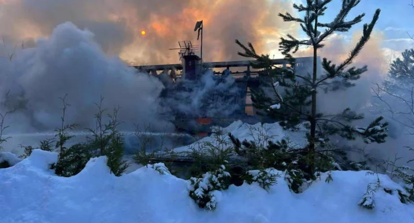 Dzierżążno. Płonie domek letniskowy 