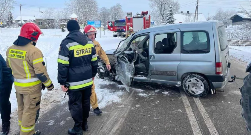 Węsiory. Zderzenie osobówki z ciężarówką - jedna osoba poszkodowana