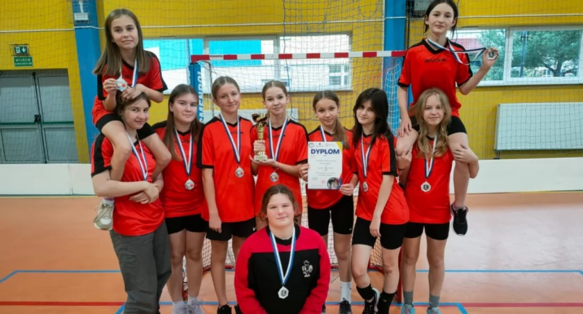 Dziewczęta z SP w Przyjaźni wicemistrzyniami Województwa Pomorskiego w Unihokeju
