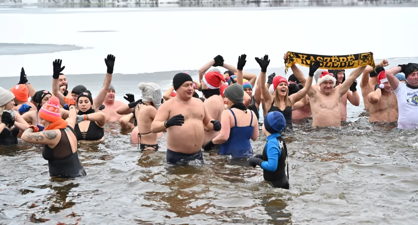 Sulęczyno. Gorące serca, lodowata woda - tłumy ruszyły na pomoc Maciusiowi