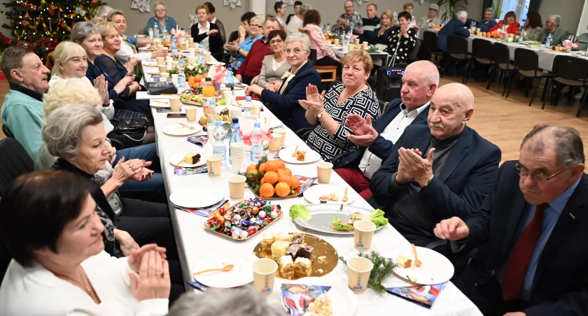Wigilijne spotkanie kartuskich seniorów - dzielili się opłatkiem i serdecznymi życzeniami