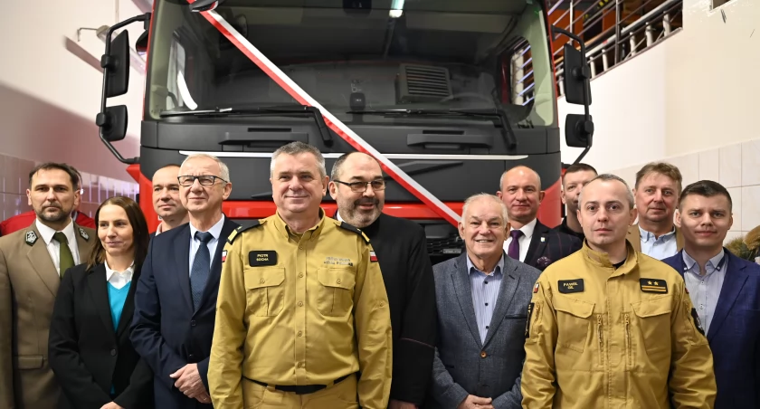 Kartuscy strażacy z nowym ciężkim wozem gaśniczym