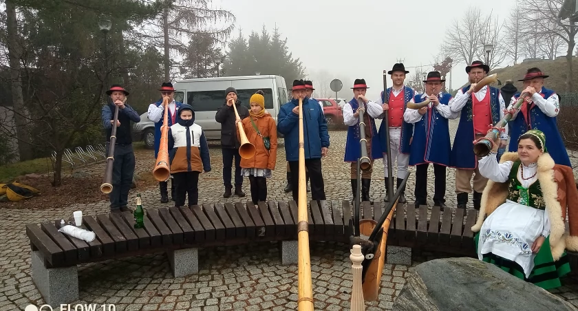 Chmieleńska tradycja podtrzymana - bazunami powitali 2024 rok