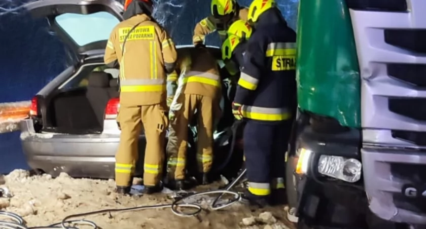 Audi wpadło w poślizg i zderzyło się ze Scanią