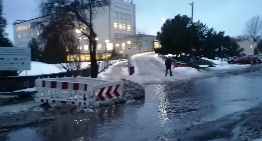 Kartuzy. Basen przed szpitalem. Jak karetki mają wjeżdżać i wyjeżdżać?