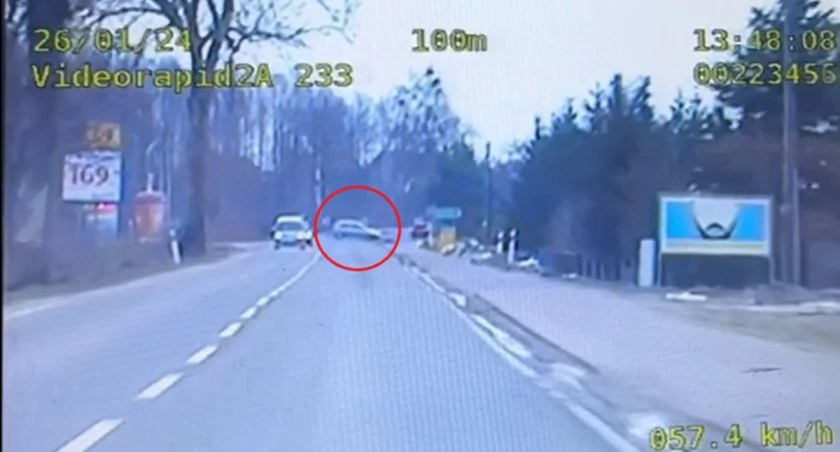 Na oczach policjantów podróż zakończył na płocie - był kompletnie pijany