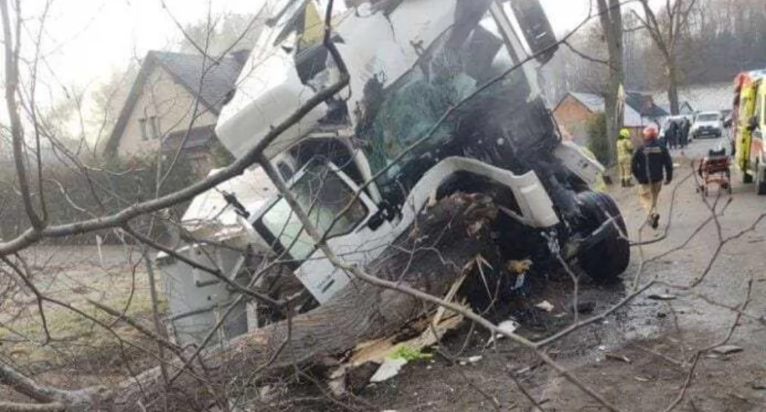 Brodnica Górna. Ciężarówka wbiła się w drzewo 