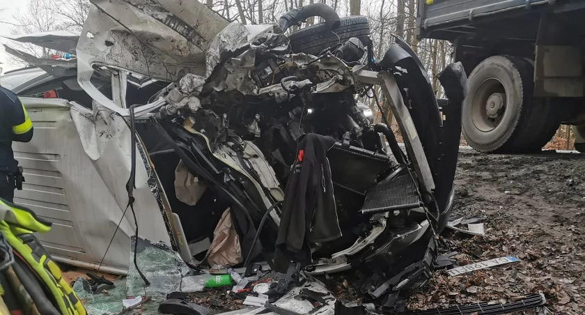 Leźno. Ciężarówka zepchnęła busa do rowu - 42-latek w szpitalu