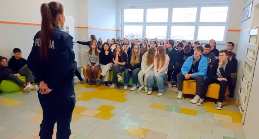 Oficer prasowy o pracy w policji z klasami mundurowymi z Kartuz