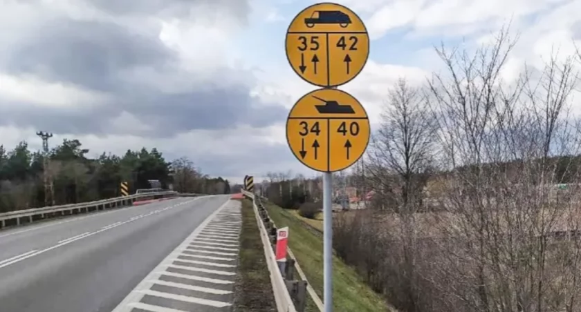 Żółte znaki z czołgiem przy drogach! Uwaga na kolumny wojskowe
