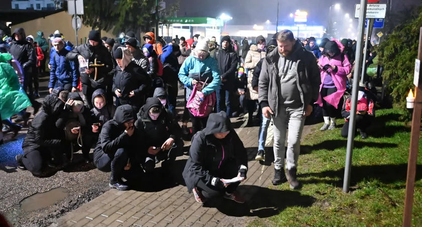 Tłumy na trasie sierakowickiej Ekstremalnej Drogi Krzyżowej