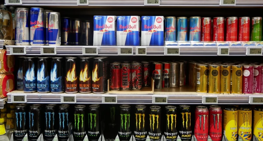 Sprzedawcy sprzedają, młodzież kupuje? Czy nieletni wciąż mogą kupić energetyki w Kartuzach?