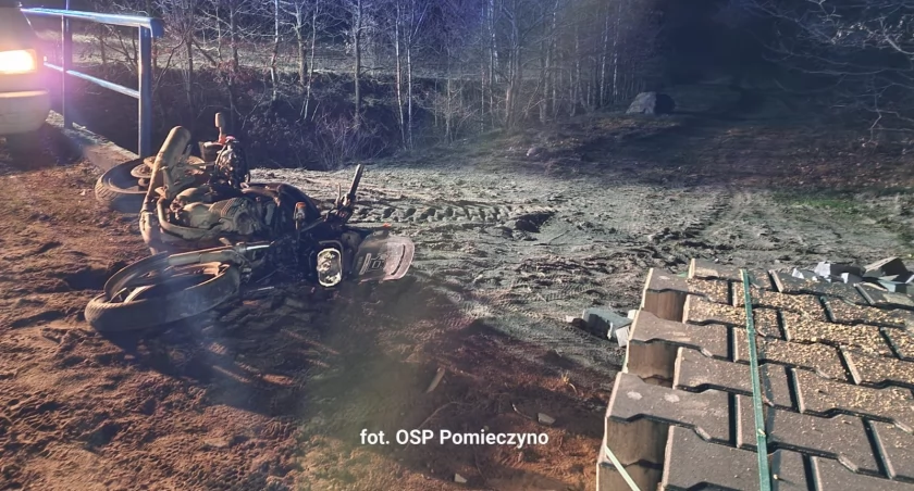 Rąb. Pijany motocyklista uderzył w paletę kostki brukowej - w akcji LPR