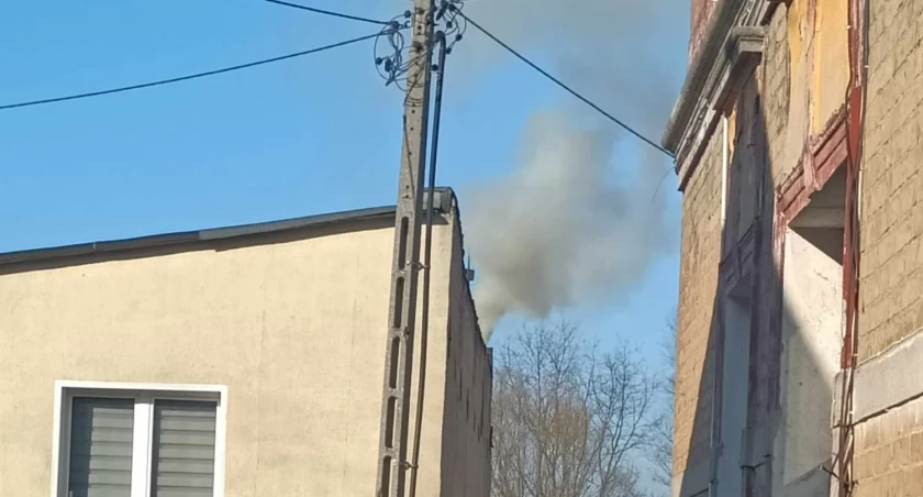 Kartuzy. Czarne dymy nad ul. Jeziorną. Czy mieszkańcy wciąż palą śmieciami?