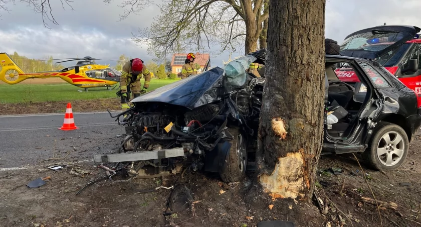 Połęczyno. Audi rozbiło się na drzewie - w akcji LPR