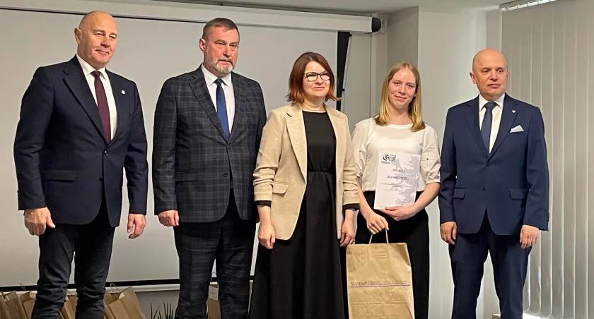 Wielki sukces uczennicy PZS w Sierakowicach na ogólnopolskim konkursie historycznym