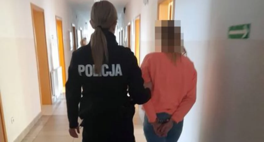 Policjanci chcieli pomóc przy rozładowanym akumulatorze w pojeździe, a zatrzymali 25-latkę i pasażera