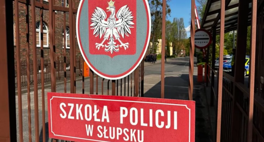 Uczniowie klasy policyjnej wspólnie z policjantkami z Kartuz odwiedzili Szkołę Policji w Słupsku