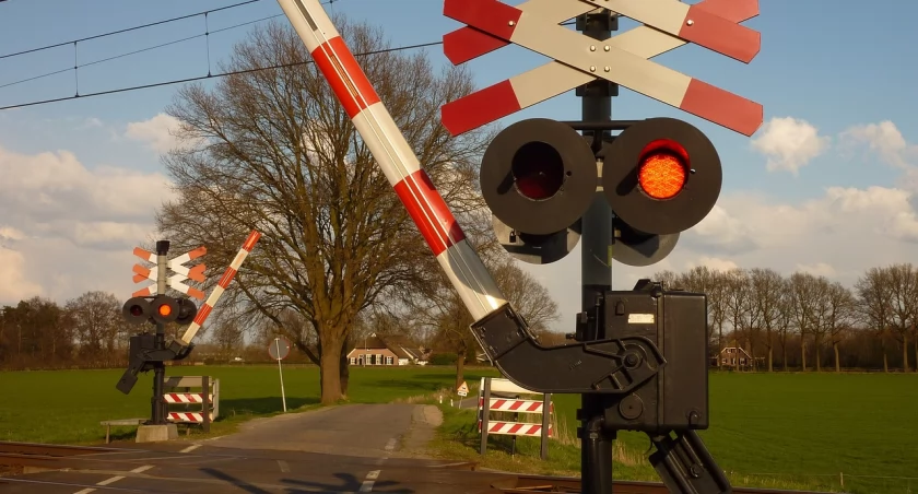 Wjechał na przejazd kolejowy mimo czerwonego światła i opuszczających się rogatek