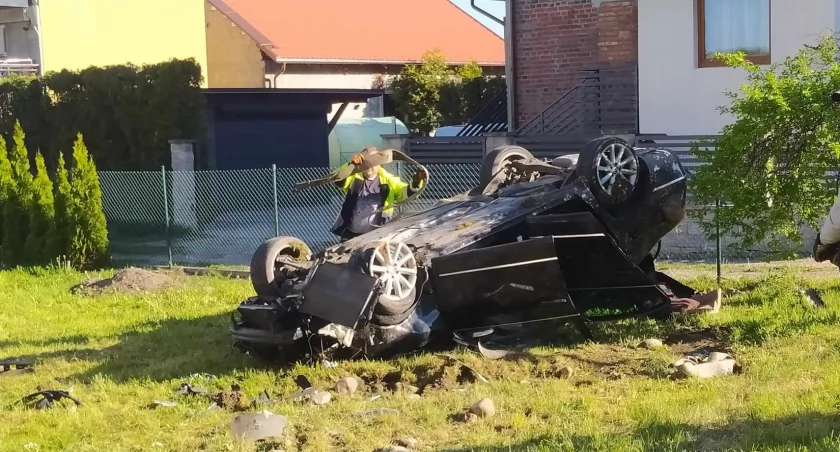 Wypadek na ul. Jeziornej w Kartuzach. Przy wraku dwóch pijanych mężczyzn 