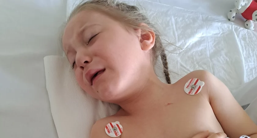Jej dzieciństwo to wizyty lekarskie, operacje i rehabilitacja. 5-letnia Zuzia potrzebuje pomocy!