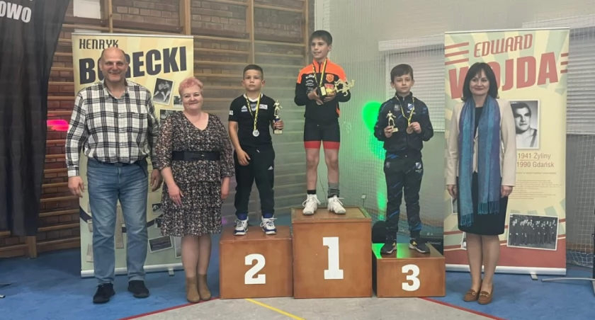 Młodzi zapaśnicy z AMS Wrestling Morena Żukowo z wielokrotnymi miejscami na podium