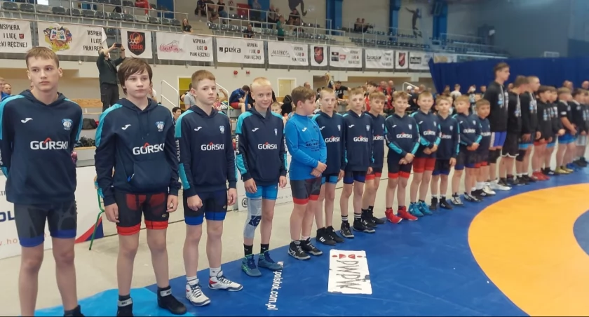Młodzi zapaśnicy ze Szkoły Podstawowej nr 1 zdobyli aż 7 medali w turnieju na Mistrzostwach Wielkopolski