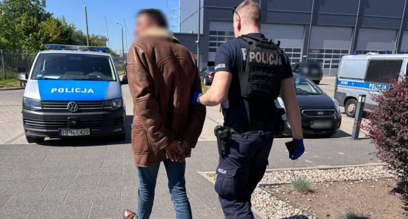 Chciał uczcić rabunek łyczkiem alkoholu - przesadził i zasnął. 42-latek szybko wpadł w ręce policji