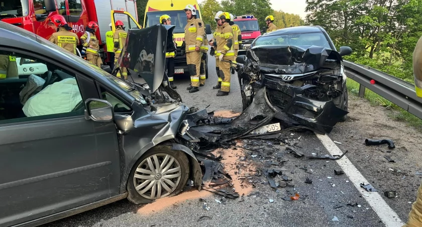 Rybaki. 18-latek hyundaiem zjechał na przeciwny pas i uderzył w VW