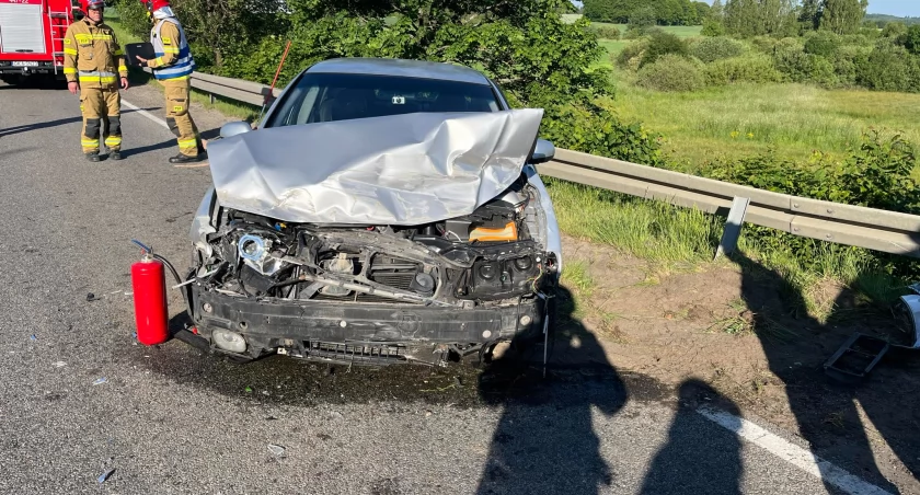 Egiertowo. Zajechał drogę volvo, które uderzyło w barierki. Sprawca oddalił się