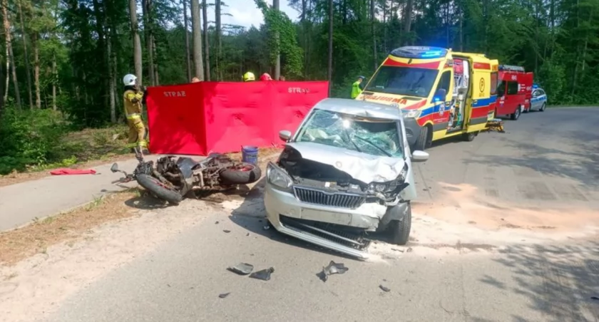 Prokowo. Motorowerem uderzył w skodę - 30-latek w szpitalu