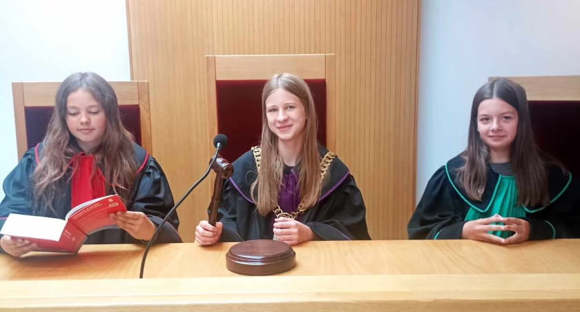 Uczniowie z SP nr 1 w Kartuzach wzięli udział w symulowanej rozprawie w sądzie