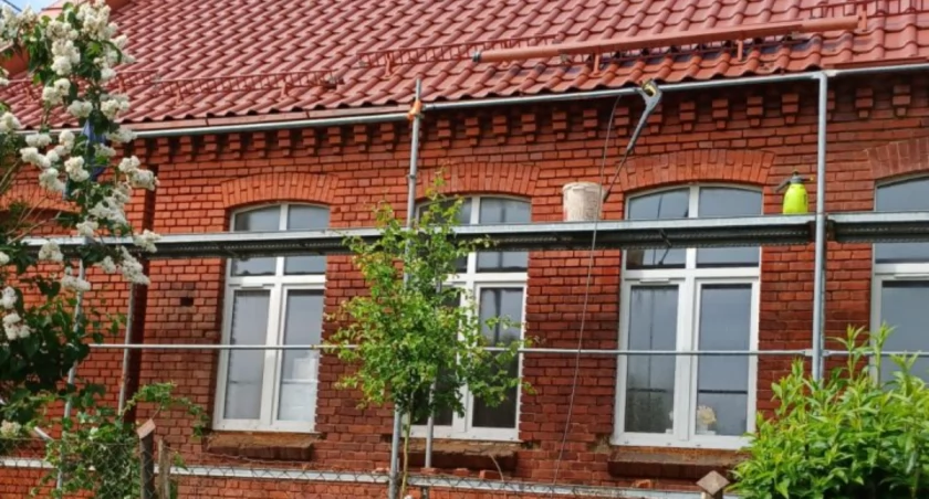 Prace remontowe budynku szkoły z 1910 roku w Starkowej Hucie 