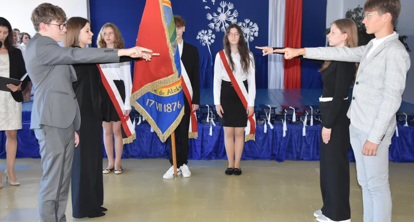 Uczniowie ósmych klas z SP na os. Wybickiego odebrali swoje dyplomy