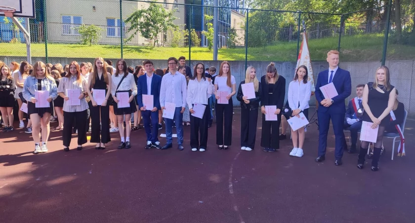 Uczniowie kartuskiego LO na Klasztornej pożegnali rok szkolny