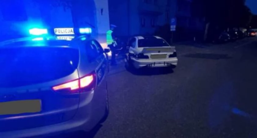 Funkcjonariusze z Kartuz kontrolowali tuningowane pojazdy. Jedna osoba straciła prawo jazdy