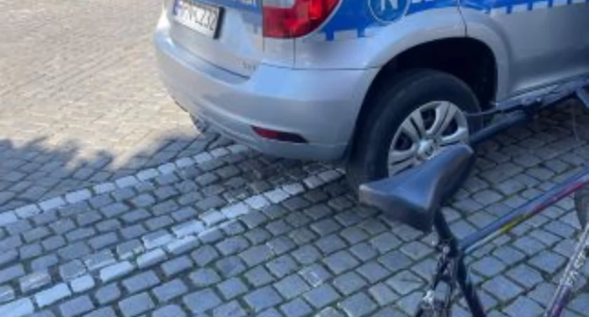 Pijany mężczyzna wysyłał buziaki policjantom i...wpadł na słup