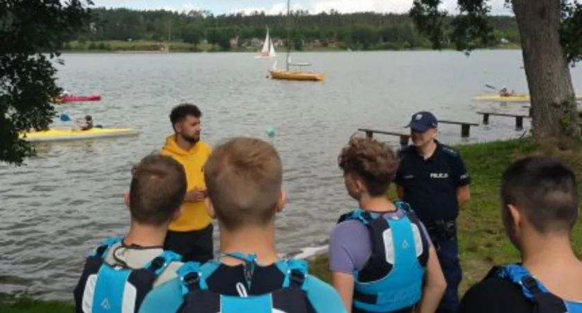 Policjanci z Sulęczyna edukowali młodzież o bezpieczeństwie nad wodą