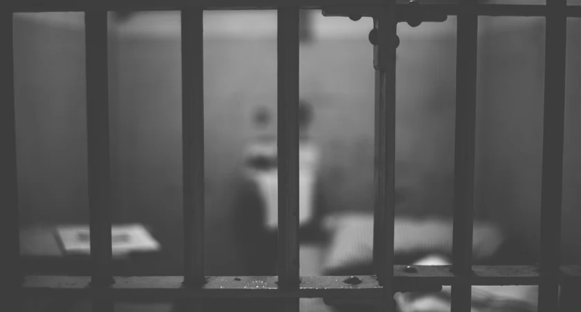 Policjant w cywilu zatrzymał poszukiwanego listem gończym. Mężczyzna miał przy sobie amfetaminę