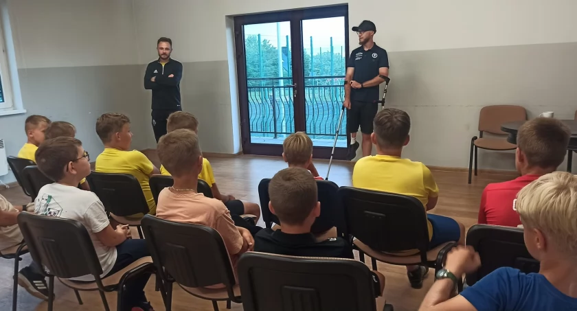 Sierakowice. Spotkanie młodzieży z para-kolarzem, Piotrem Walkuszem