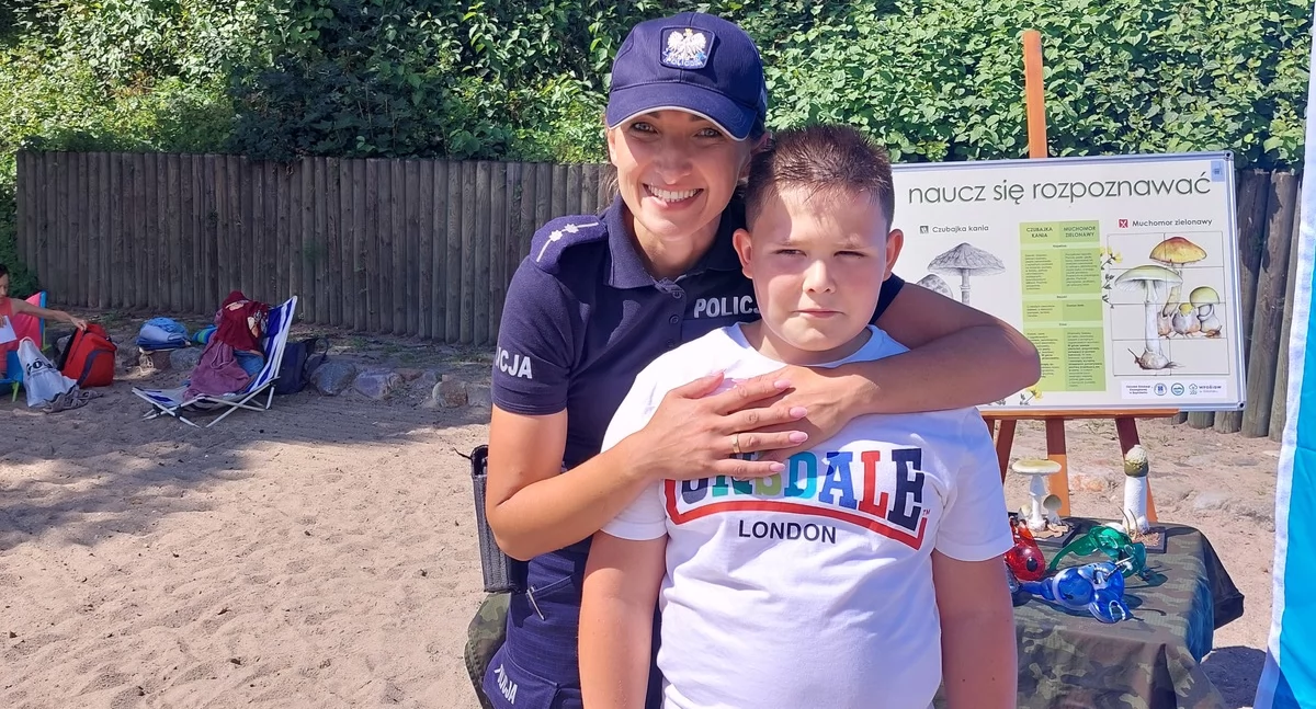 Policjanci i sanepid edukowali społeczeństwo na plaży w Chmielnie